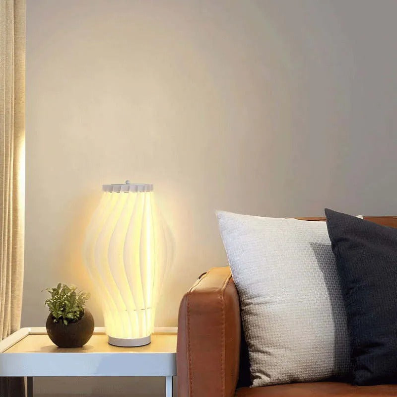 Lampa Do Sypialni z Falistym Abażurem | Dekoracyjna