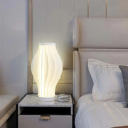 Lampa Do Sypialni z Falistym Abażurem | Dekoracyjna