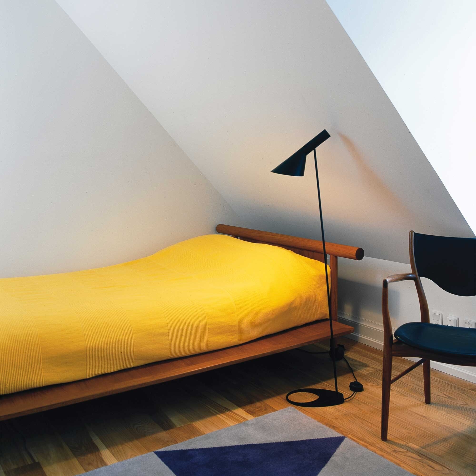 Lampa Stojąca Do Salonu O Smukłej Formie | Nowoczesna