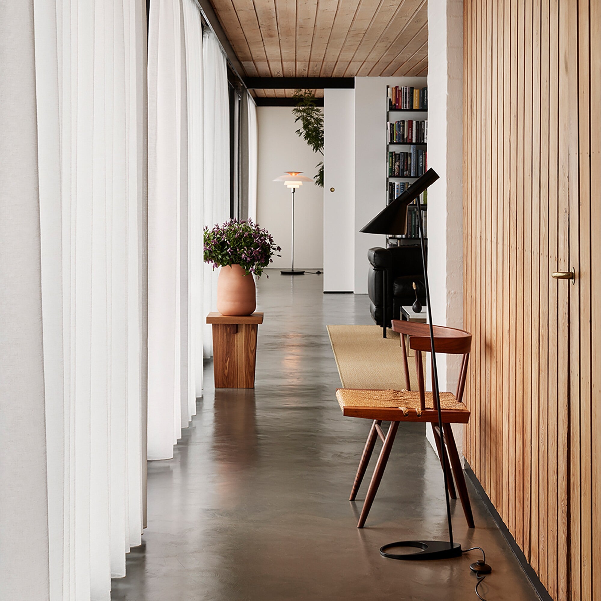 Lampa Stojąca Do Salonu O Smukłej Formie | Nowoczesna