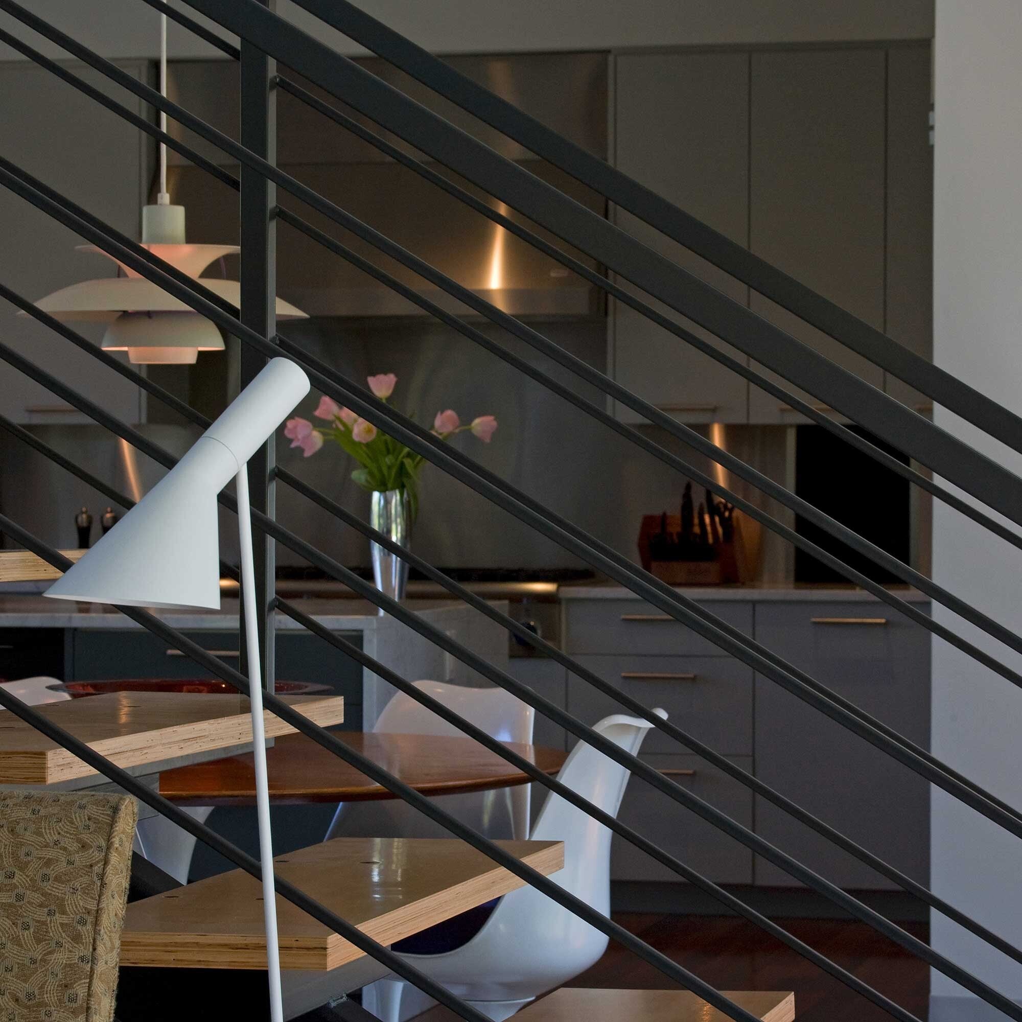 Lampa Stojąca Do Salonu O Smukłej Formie | Nowoczesna